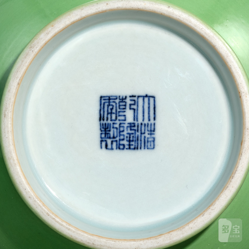 A lime-green-glazed vase, Seal mark and period of Qianlong | 清乾隆 檸檬綠釉膽瓶 《大清乾隆年製》款 - 图2